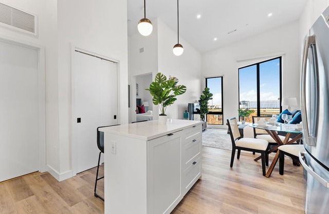 Luxury 1BR Next to Airport 1985