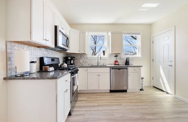 Spacious 2BR near UMASS | Savin hill | T Stop 9819