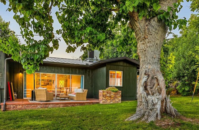 The Vineyard House Pool & Spa + Oak Creek Access