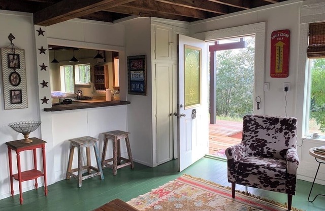 Cozy Rustic Cowboy Cabin Pet Friendly only 1 Mile from Village