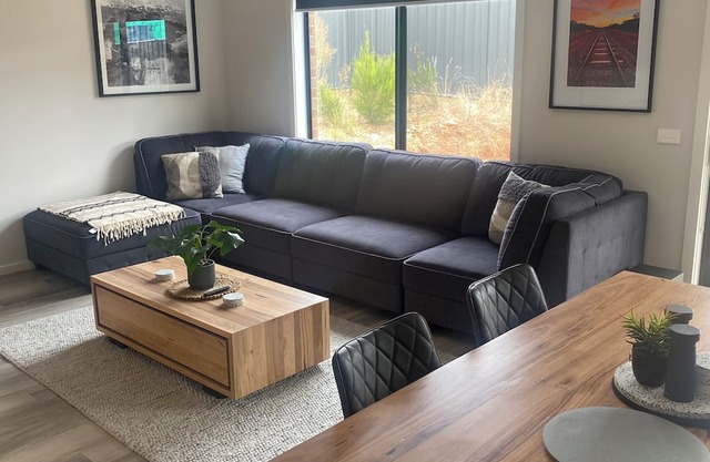 Wattle City Stays… Modern home in Maryborough
