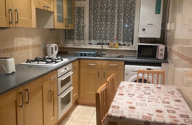 Charming 4-bedroom Apartment in East London - Perfect City Getaway