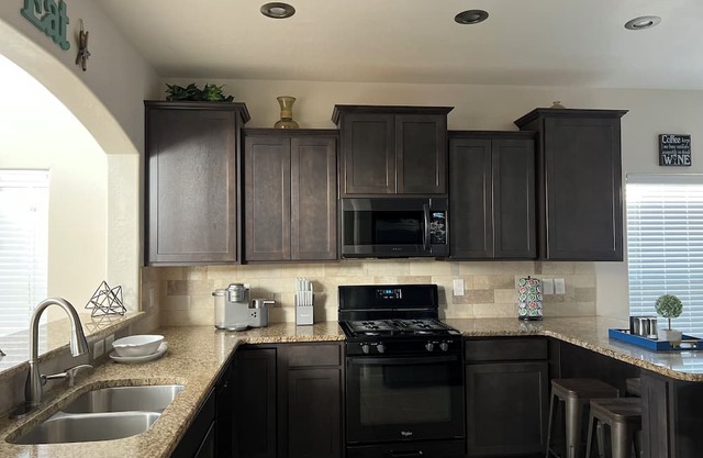 3BR Home with 86” TV, outdoor patio and grill