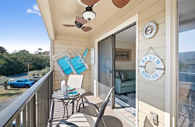 Beachfront resort condo on Hilton Head with balcony, bunks, and beach bar!