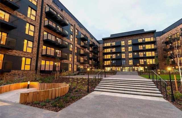 Modern 2 Bedroom Apartment with parking - Ashford