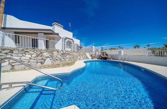 Modern Paradise, Pool, BBQ, Patio, Games, AC. Close to lake and entertainment