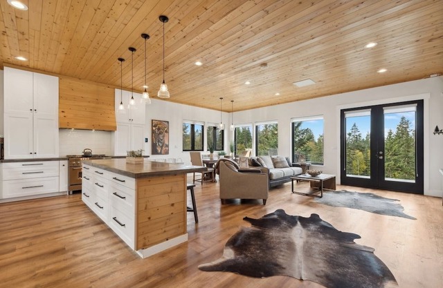 Idyllic 5BD Montana Home w/private hot tub, fire pit & amazing views! Sleep 8!