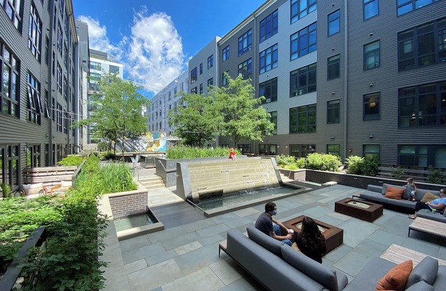 Modern Union Market Apt: Free WiFi, Parking, 55" QLED TV, All Major Streaming