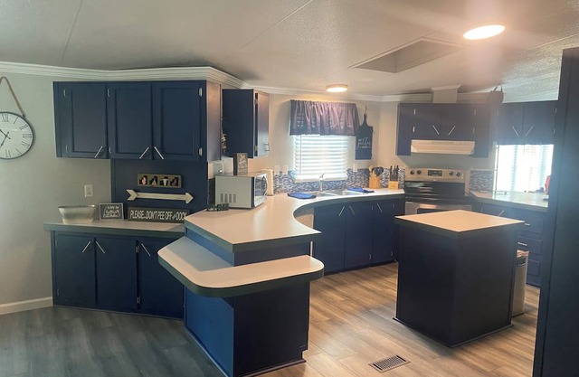 Water Front 3 bed home in Canadian. Private Boat Dock, Hot Tub & pet friendly.