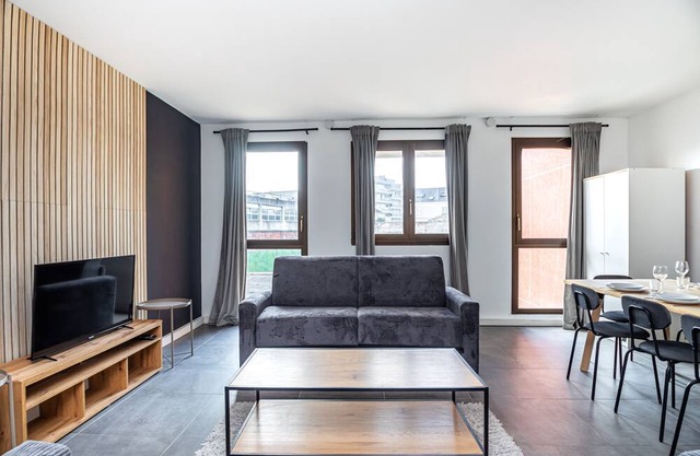 Comfortable family apartment near Paris
