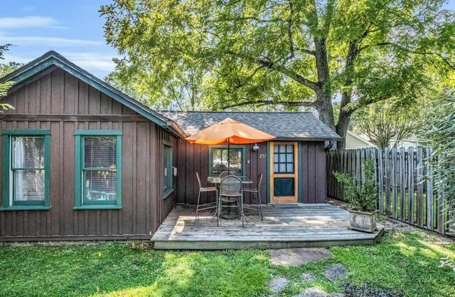 Charming Cottage for Two on Main