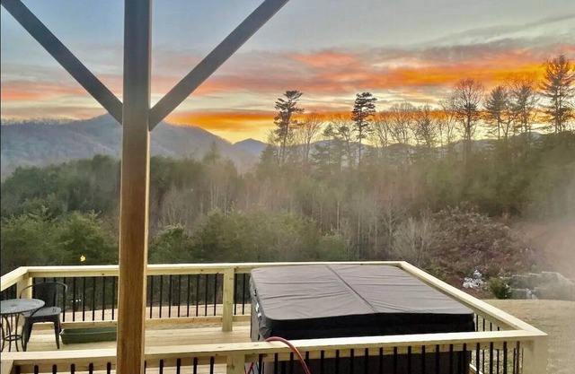 1-Bedroom Couples Paradise with Spectacular Views & Hot Tub near Asheville