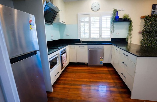 4BDR 2BTH Home Holland Park