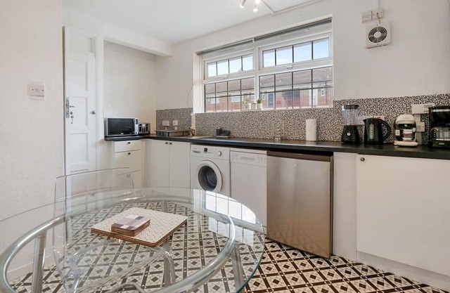 Stylish 2-Bedroom Flat for Relaxation & Comfort