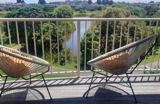 Delightful apartment in Gulf Harbour-King Bed and ensuite. Full Kitchen. Wi-Fi