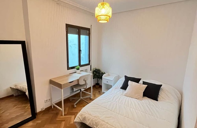 Room for rent in avenida de Menéndez Pelayo - Mp-1