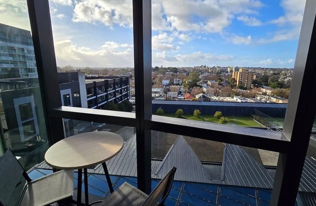 Gorgeous 1 bed Exec South Yarra with workspace