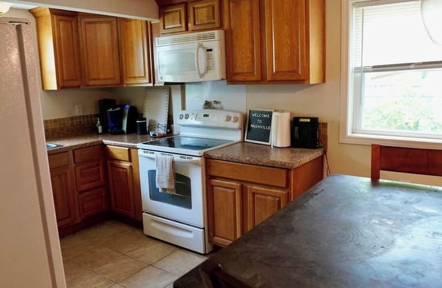 Cozy 2 Bedroom House with Recording Space in Nashville