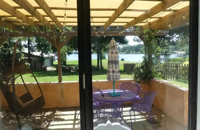 Studio with boat lift on Lake Palestine, TX