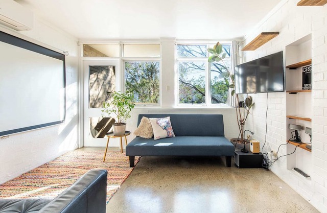 2BR Apartment in Parkville, Steps from Royal Park