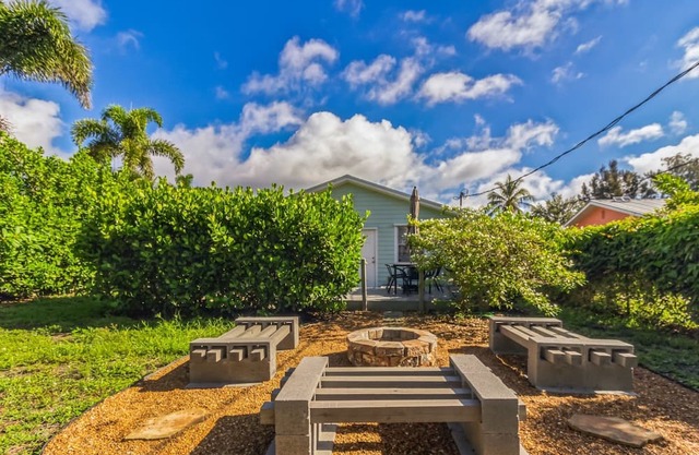 Coastal Comfort: 3br House In Stuart City 3 Bedroom Home by RedAwning