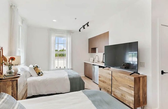 Marie Hull Loft At Belhaven Town Center Room 200