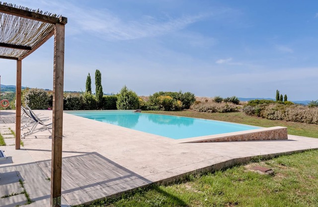 Apartment 'La Caciaia' with Shared Pool, Private Garden and Wi-Fi