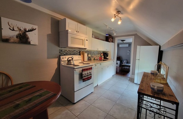 1 bed apartment w/kitchen & outdoor space perfect for exploring Mid Coast Main