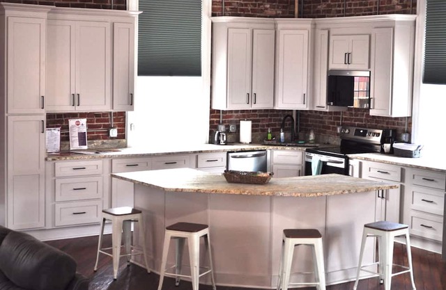 Beautiful 2-bedroom loft apartment with AC and WiFi in lovely Danville