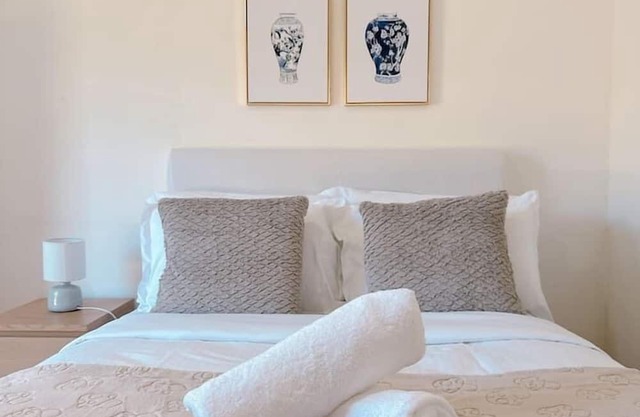 Comfy unit near Garden city Westfield w/Parking
