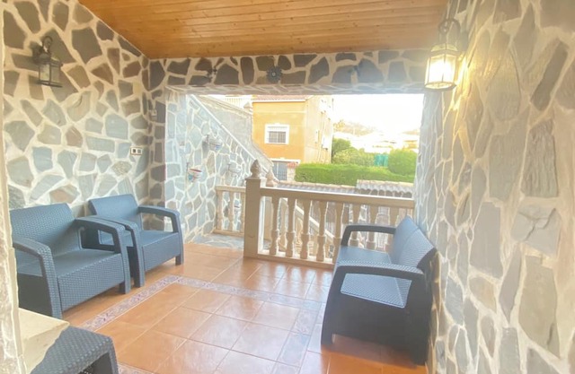 Casa Acogedora con Grandes Espacios y Excelentes Exteriores, Piscina, Barbacoa