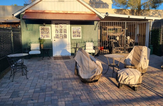 House Fremont .5 block Birdcage Theatre Private Courtyard washer/dryer Sleeps 4