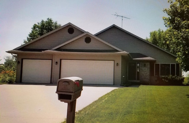 Enjoyable house with AC in Omro for EAA! Vacant home new high queen air mattress