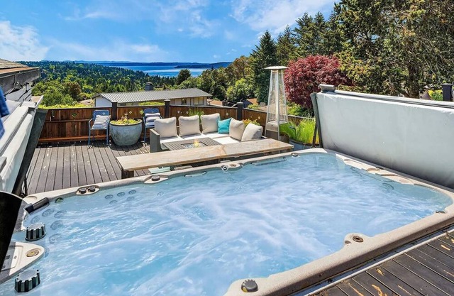 The Rose Cliff House Water Views, Saltwater Spa, No Cleaning Fee, Lush Garden