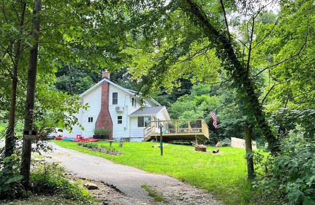 Peaceful & relaxing house by the lake.