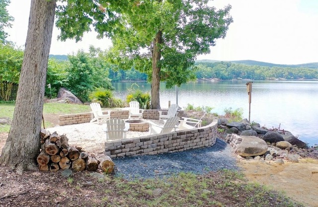 NEW LISTING! Casa do Lago (3-Bedroom Home) by RedAwning