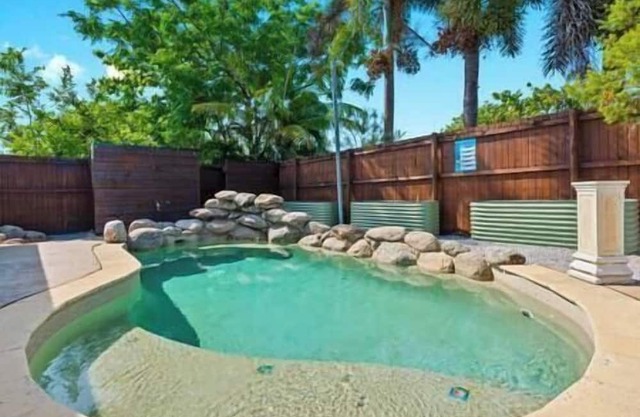 Tech Haven 4BR close walk to Holloways beach, Pool, Pets, Lots of parking