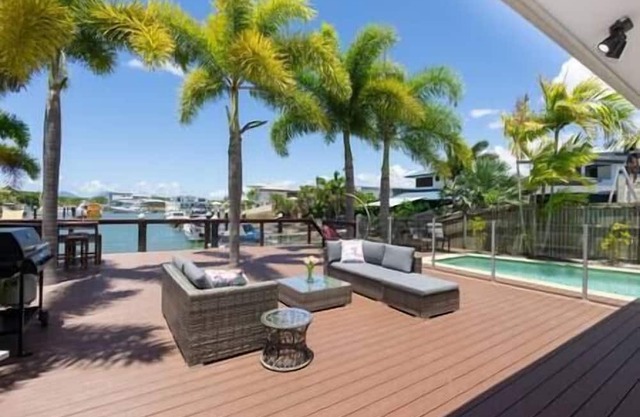 Trinity Beach 2BR Apartment; Pools, 500 m to beach!