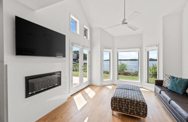 Contemporary Dog-Friendly Townhouse w/Lake View & Private W/D