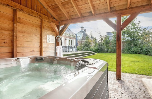 Detached 8-person villa with hot tub