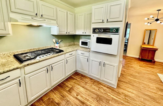 Spacious and Stylish 4bd house with large backyard near campus, downtown, trails