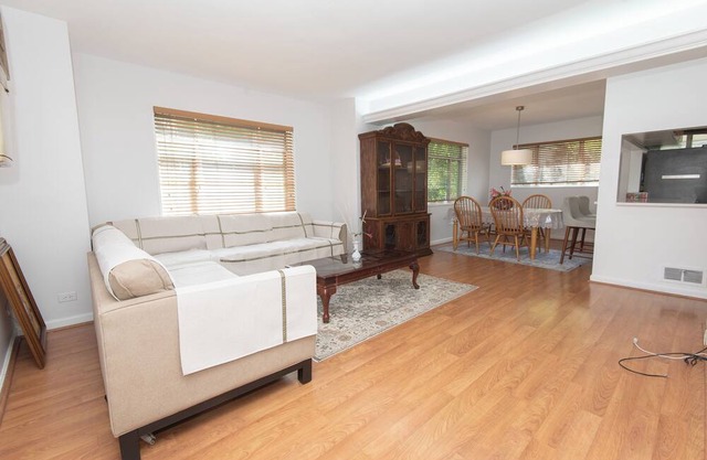 One Room Available in fully furnished shared Town House in Rogers Park Chicago