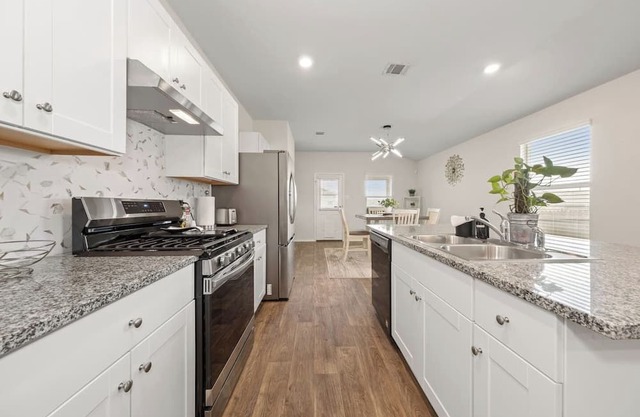 Extended Stay: New Built Home w/Modern Finishes