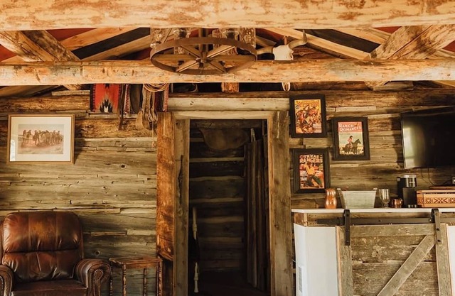 Upscale rustic cabin in Silver Lake, Oregon's outback