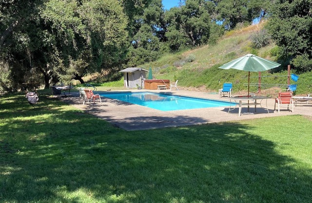 Cozy, pet friendly 1-bedroom private space in Santa Ynez with pool and hot tub.