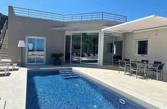 Sea views, located 600 meters from the beach. Garden, pool, and A/C.