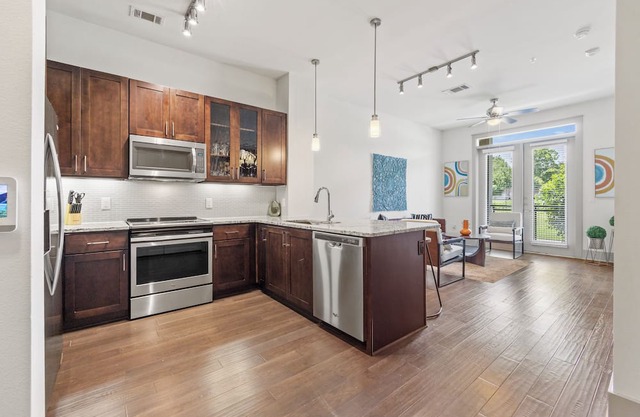 Cozy 1-bedroom apartment with WIFI, pool, and fitness center in Dallas
