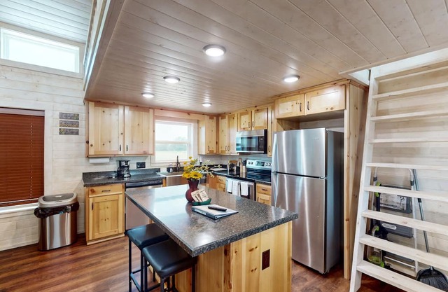 Cozy cottage with private pond, covered deck, + wifi