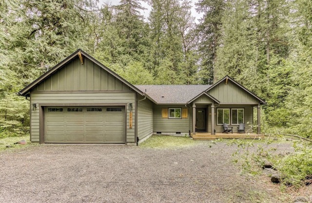 Bear Hug Hideaway - Cozy hot tub retreat