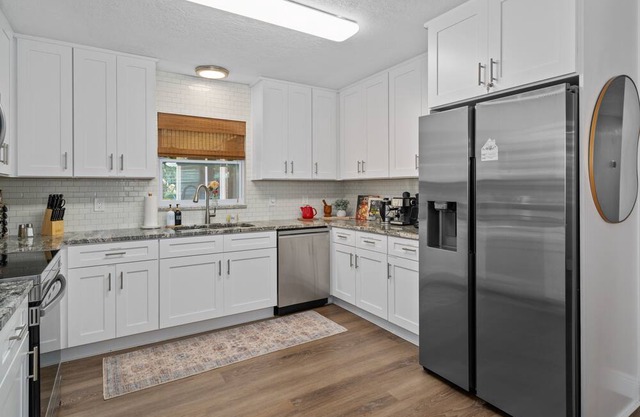 Family Fun- Game room, Hot Tub on 1acre- with Room to Park RV or Boat-5G Wifi